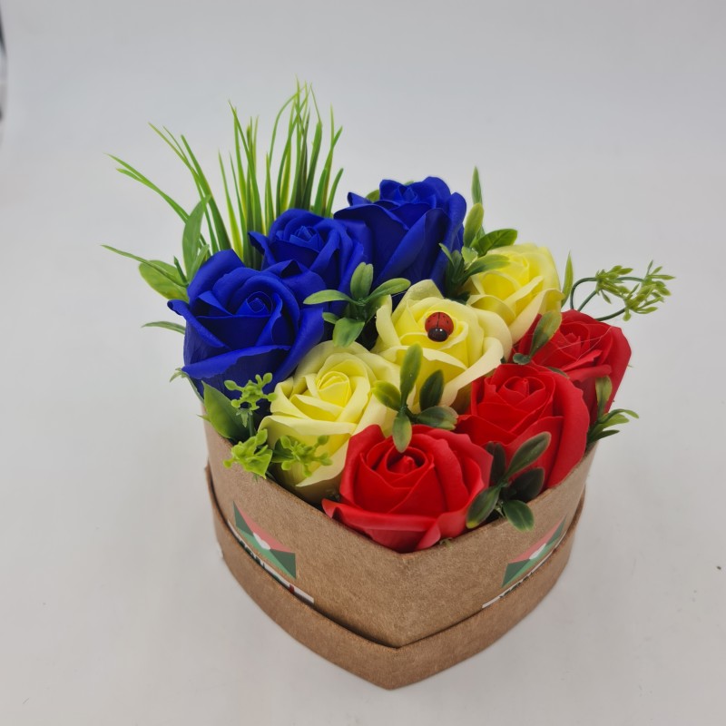 Aranjament floral 9 trandafiri cutie , flori de sapun, tricolor
