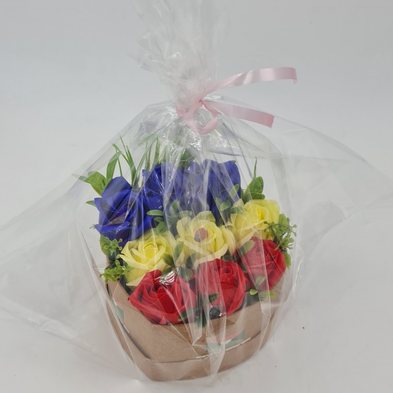 Aranjament floral 9 trandafiri cutie , flori de sapun, tricolor
