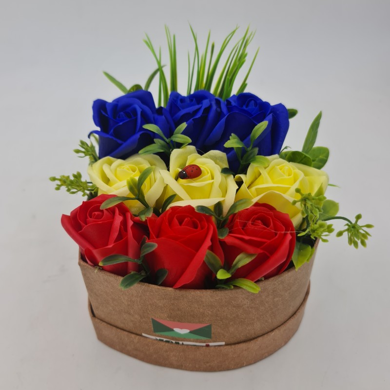 Aranjament floral 9 trandafiri cutie , flori de sapun, tricolor