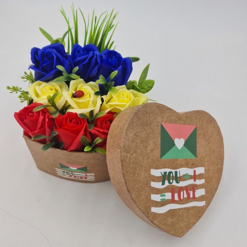 Aranjament floral 9 trandafiri cutie , flori de sapun, tricolor