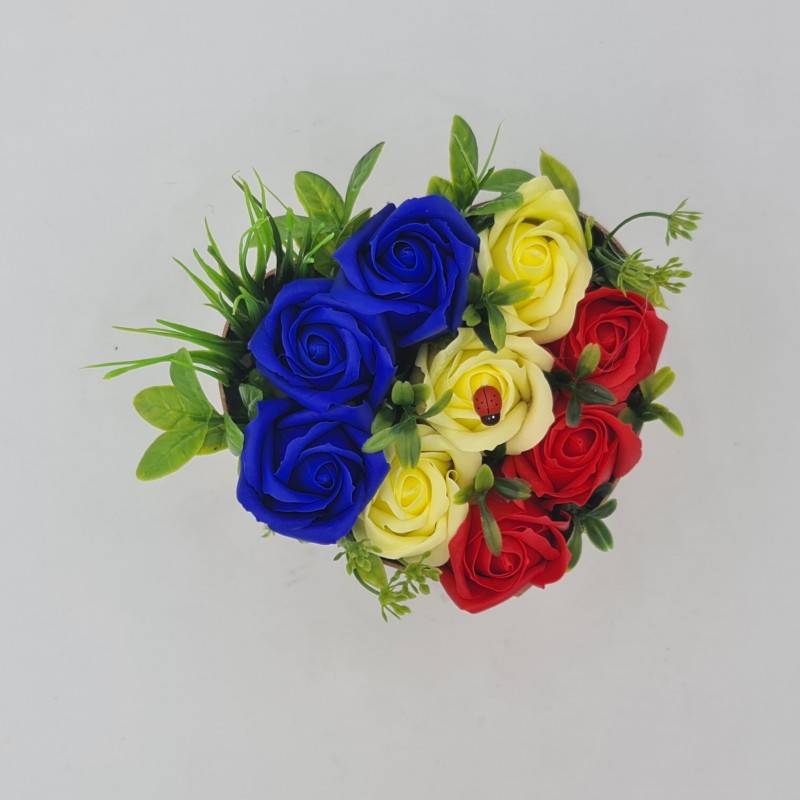 Aranjament floral 9 trandafiri cutie , flori de sapun, tricolor