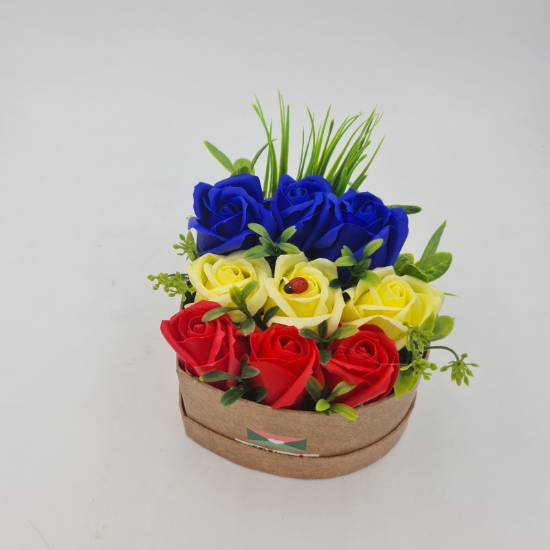 Aranjament floral 9 trandafiri cutie , flori de sapun, tricolor