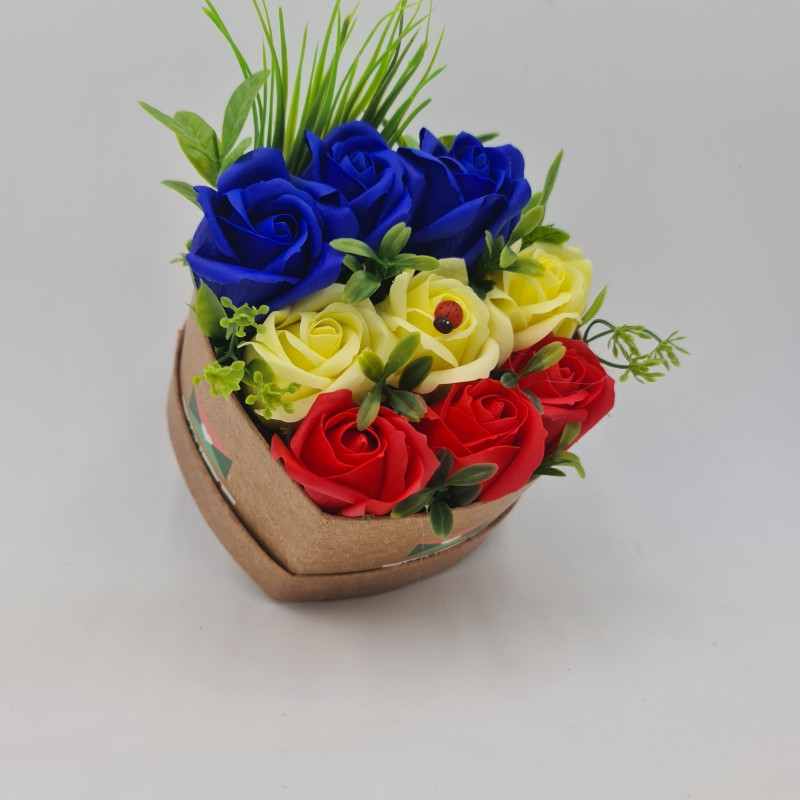 Aranjament floral 9 trandafiri cutie , flori de sapun, tricolor
