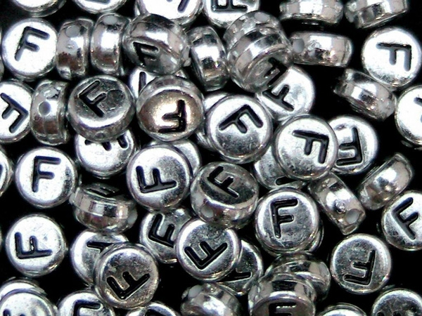 Margele acrlice cu litera F rotunde, 7 mm, Silver, 100 bucati, Vivo AK701