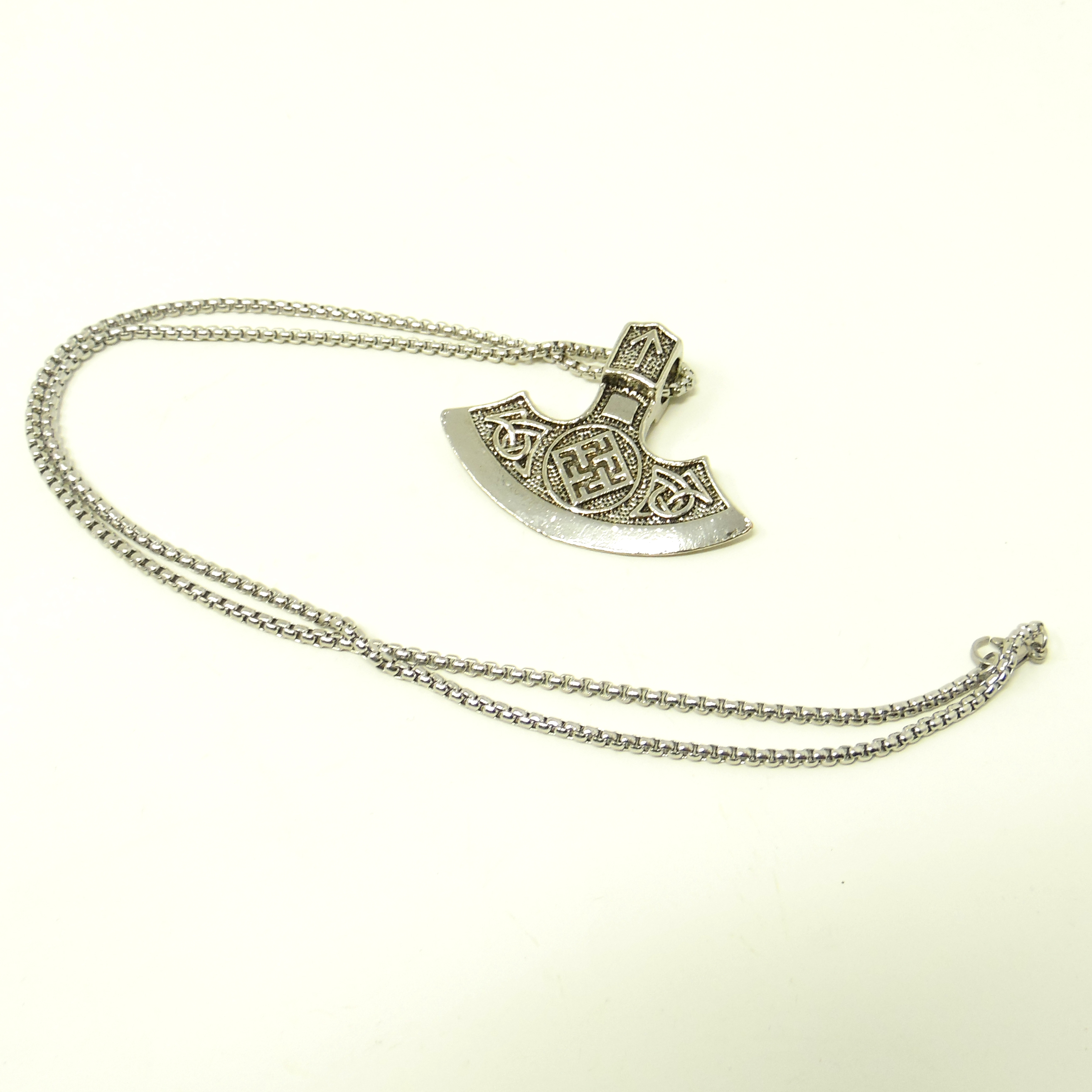 Pandant din inox model topor viking culoare argintiu 58 cm