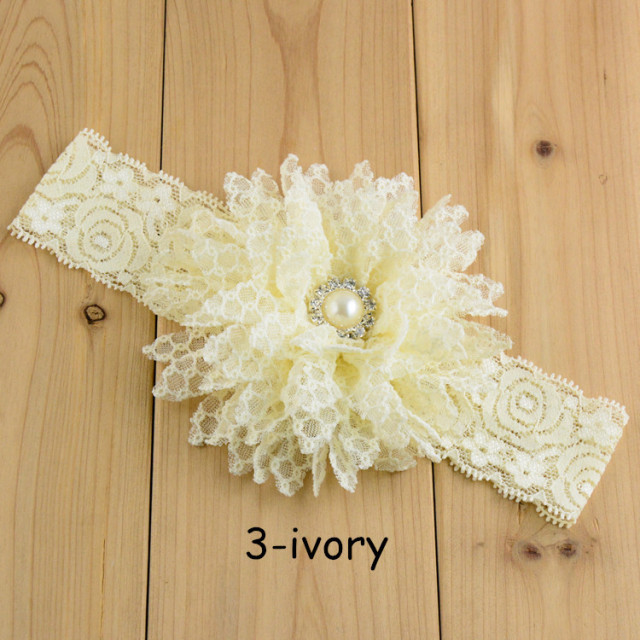 Bentita din dantela cu floare si perluta (marime disponibila: 0-12 luni,