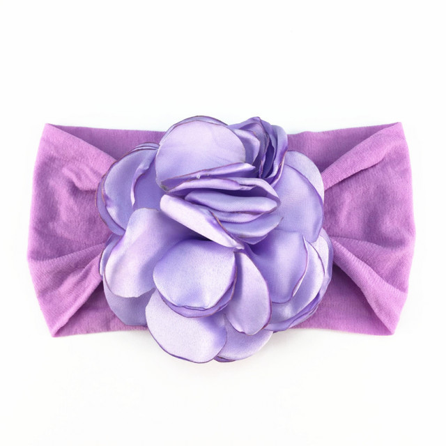 Bentita lata cu floare din saten aplicata (marime disponibila: 0-12 luni,