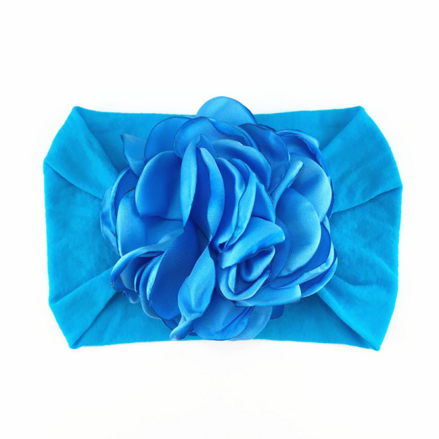 Bentita lata cu floare din saten aplicata (marime disponibila: 0-12 luni,