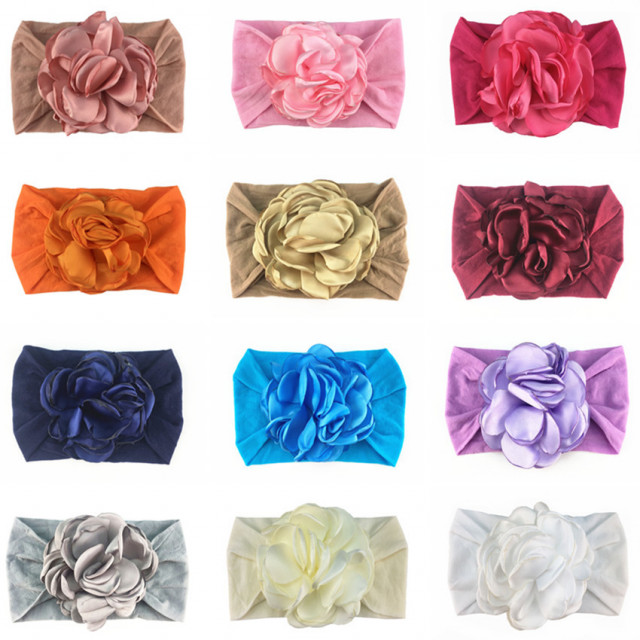 Bentita lata cu floare din saten aplicata (marime disponibila: 0-12 luni,