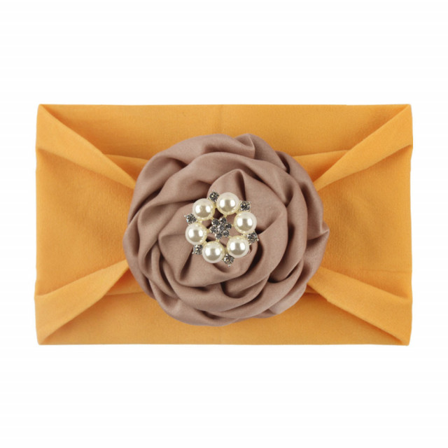 Bentita lata cu floare din saten cu perlute si strasuri (marime disponibila: