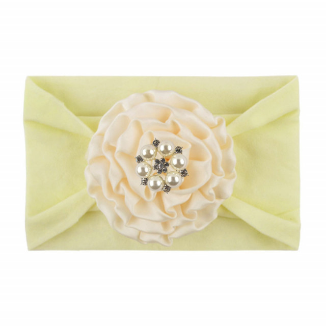 Bentita lata cu floare din saten cu perlute si strasuri (marime disponibila: