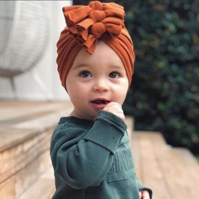 Caciulita tip turban cu trei fundite (marime disponibila: 3-6 luni (marimea 18