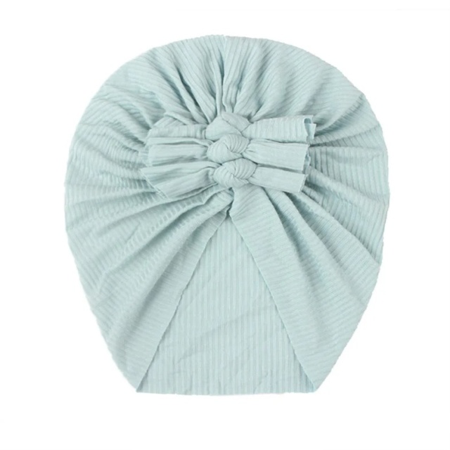 Caciulita tip turban cu trei fundite (marime disponibila: 3-6 luni (marimea 18