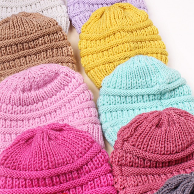 Caciulita crosetata tip fes pentru bebelusi (marime disponibila: 0-3 luni,