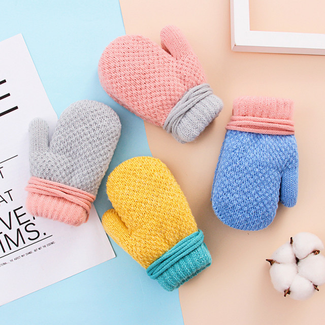 Manusi imblanite cu snur pentru bebelusi (marime disponibila: 6-12 luni