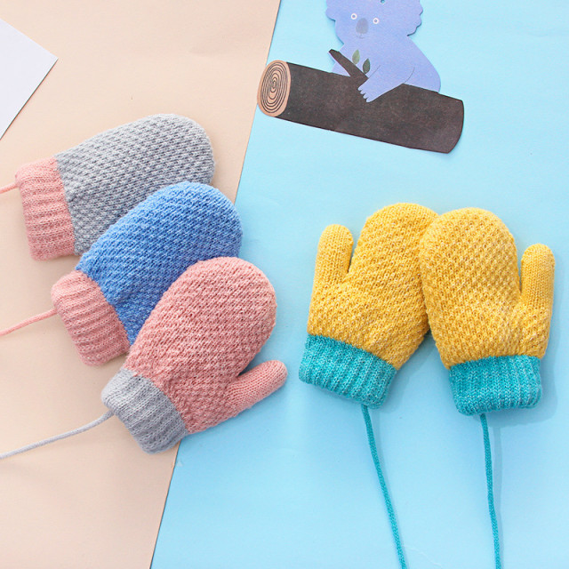 Manusi imblanite cu snur pentru bebelusi (marime disponibila: 6-12 luni