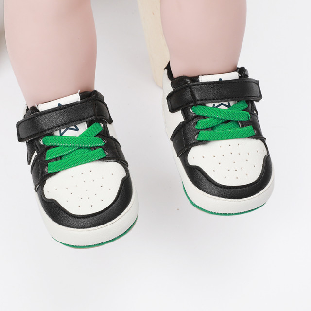 Adidasi albi cu negru si verde, inalti pentru bebelusi (marime disponibila: 3-6