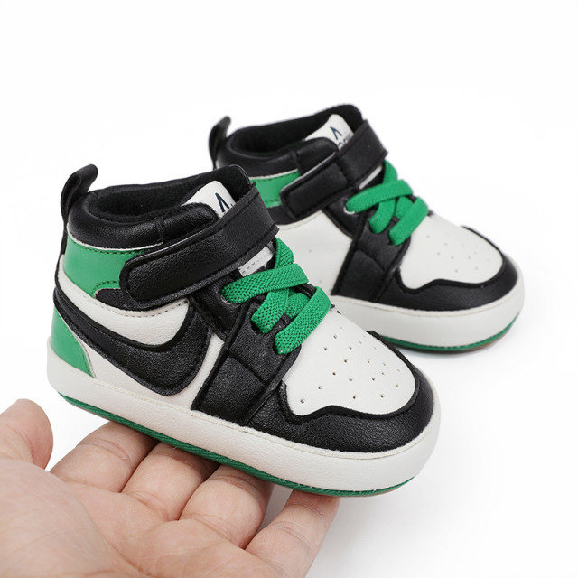 Adidasi albi cu negru si verde, inalti pentru bebelusi (marime disponibila: 3-6