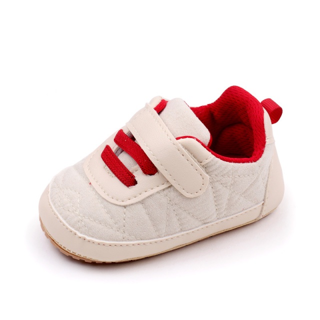 Pantofiori crem cu sireturi rosii pentru baietei (marime disponibila: 6-9 luni