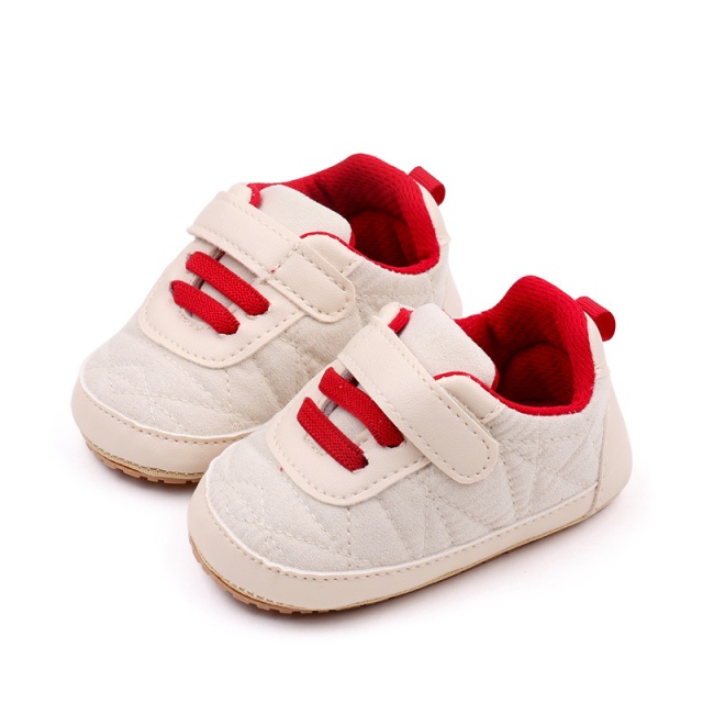 Pantofiori crem cu sireturi rosii pentru baietei (marime disponibila: 6-9 luni
