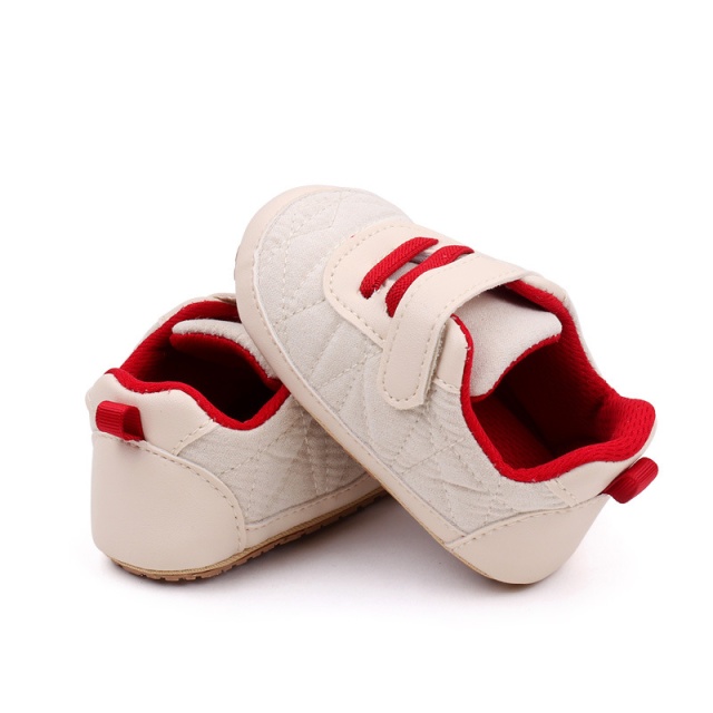 Pantofiori crem cu sireturi rosii pentru baietei (marime disponibila: 6-9 luni