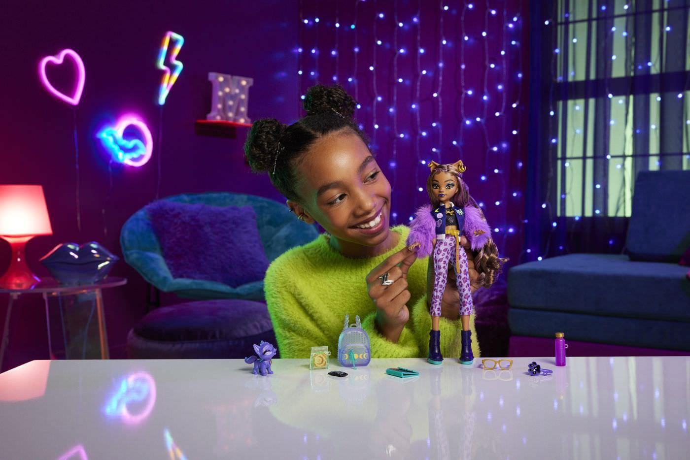 Papusa monster high clawdeen wolf si catelul crescent