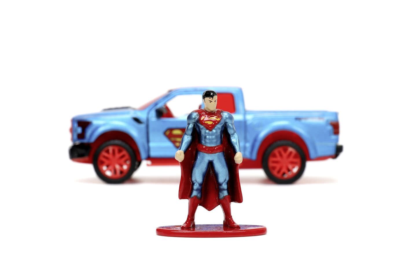 Set figurina superman cu masinuta metalica 2017 ford f150 raptor scara 1:32