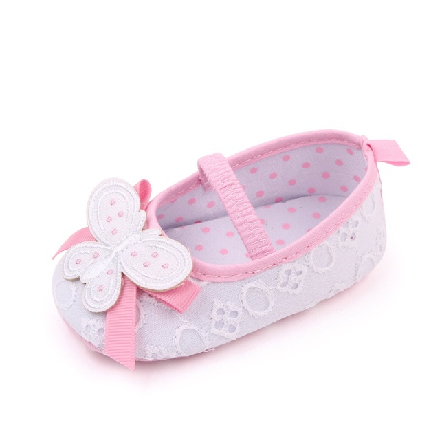 Balerini albi cu detalii roz si cu fluturasi (marime disponibila: 3-6 luni