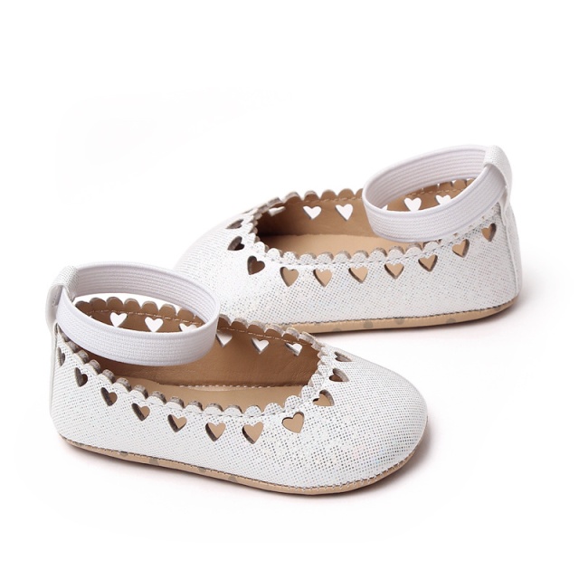 Balerini argintii cu inimioare decupate (marime disponibila: 3-6 luni (marimea