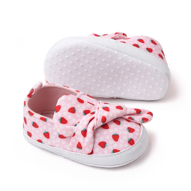 Pantofi pentru bebelusi cu imprimeu capsuni si fundita (marime disponibila: 6-9