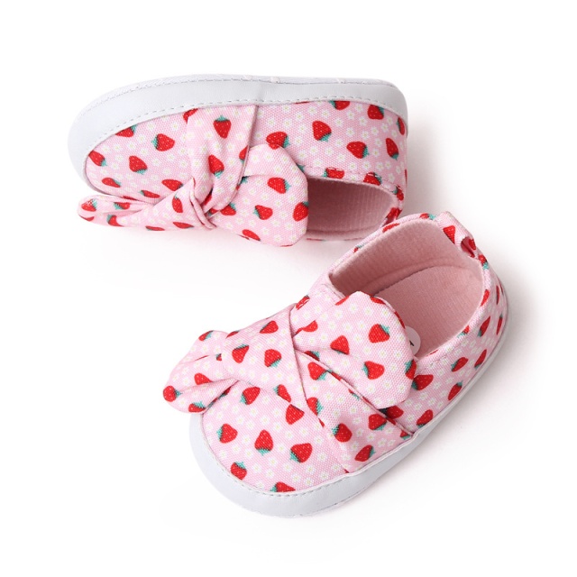 Pantofi pentru bebelusi cu imprimeu capsuni si fundita (marime disponibila: 6-9