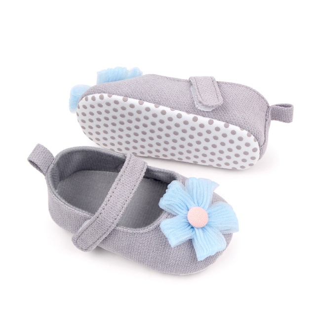 Pantofiori gri decorati cu floare bleu (marime disponibila: 9-12 luni (marimea