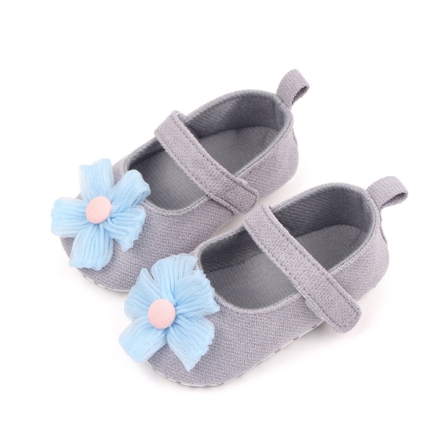 Pantofiori gri decorati cu floare bleu (marime disponibila: 9-12 luni (marimea