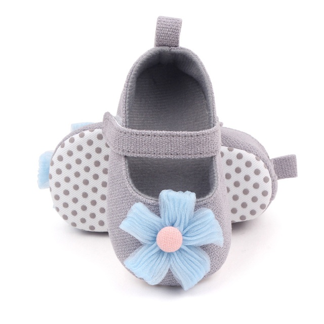 Pantofiori gri decorati cu floare bleu (marime disponibila: 9-12 luni (marimea