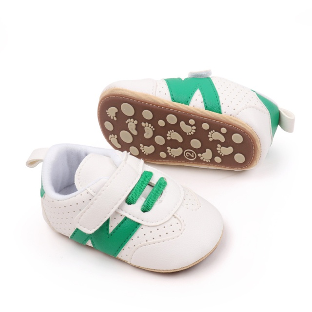 Adidasi bebelusi, albi cu detalii verzi (marime disponibila: 6-9 luni (marimea