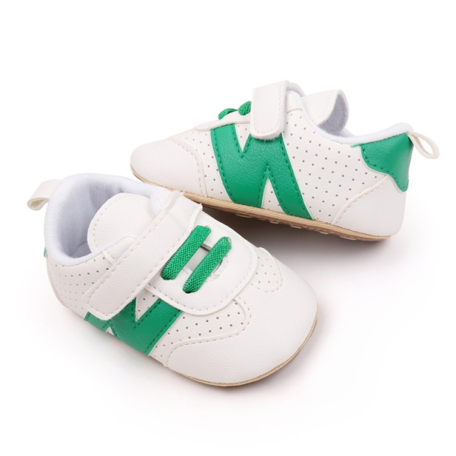 Adidasi bebelusi, albi cu detalii verzi (marime disponibila: 6-9 luni (marimea