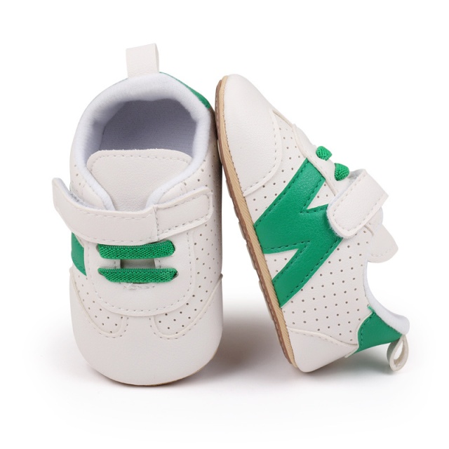 Adidasi bebelusi, albi cu detalii verzi (marime disponibila: 6-9 luni (marimea