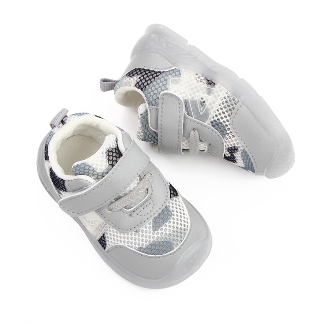 Adidasi pentru bebelusi, in nuante de gri si alb (marime disponibila: marimea