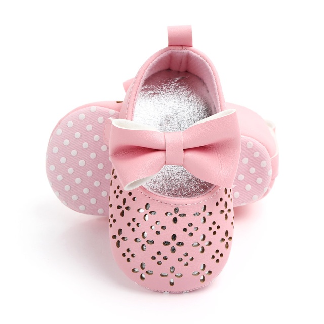 Pantofiori roz cu model ajurat si fundita aplicata (marime disponibila: 12-18