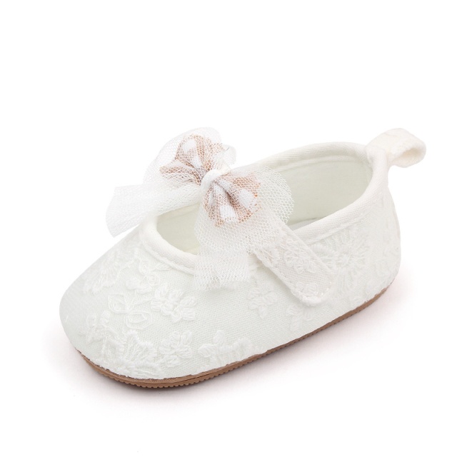 Pantofiori albi cu dantela inflorata (marime disponibila: 9-12 luni (marimea 20