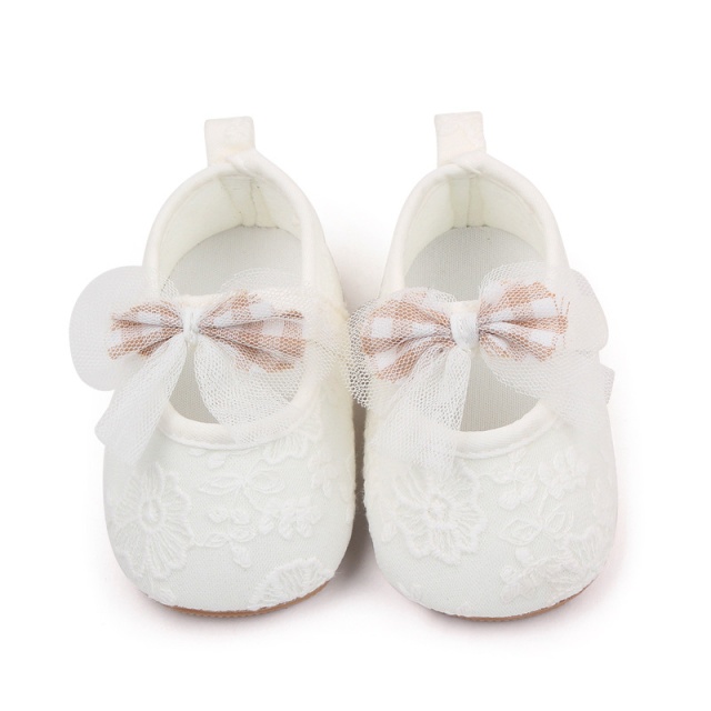 Pantofiori albi cu dantela inflorata (marime disponibila: 9-12 luni (marimea 20