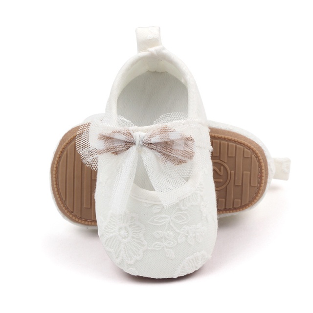 Pantofiori albi cu dantela inflorata (marime disponibila: 9-12 luni (marimea 20