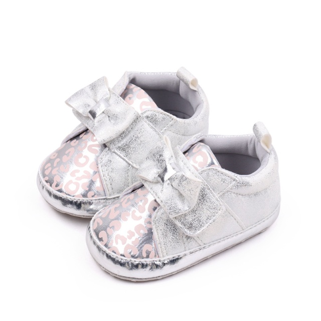 Pantofiori argintii cu imprimeu si fundita (marime disponibila: 3-6 luni