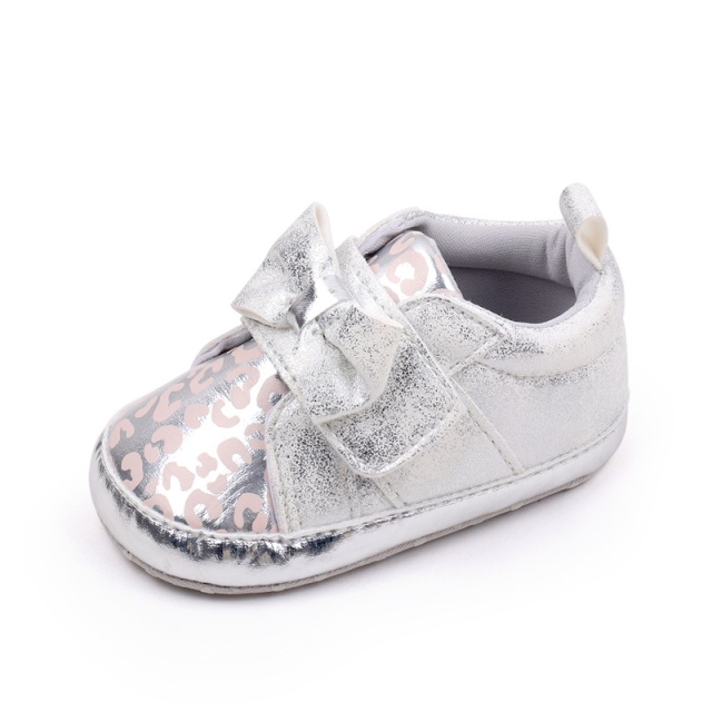 Pantofiori argintii cu imprimeu si fundita (marime disponibila: 9-12 luni