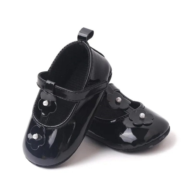 Pantofiori bebelusi, negri, lacuiti, cu floricele (marime disponibila: 9-12