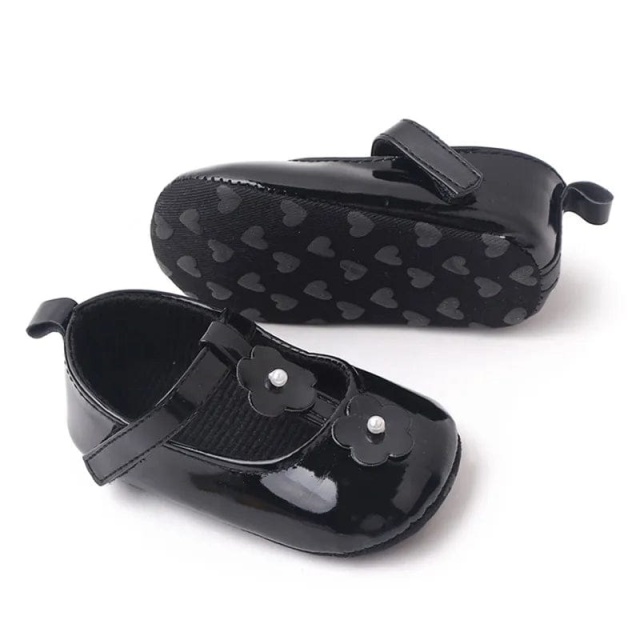 Pantofiori bebelusi, negri, lacuiti, cu floricele (marime disponibila: 9-12