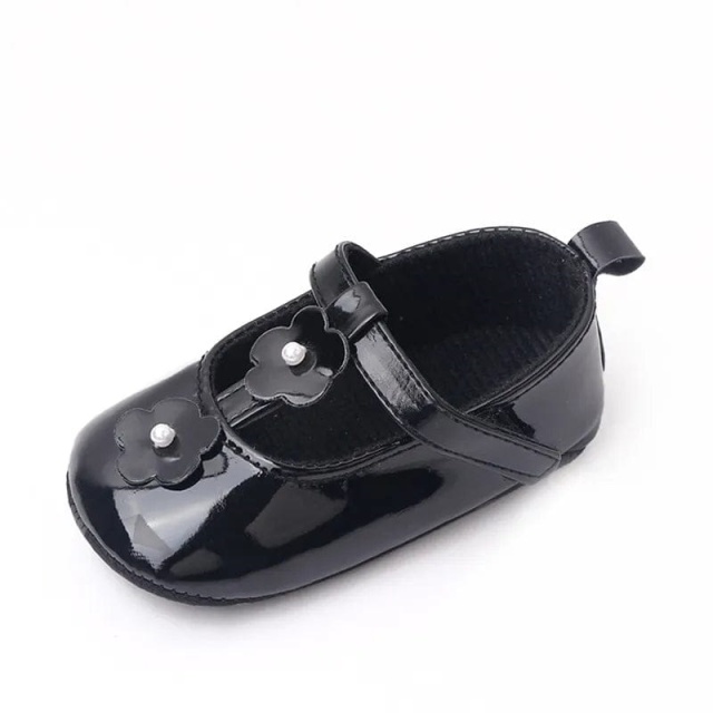 Pantofiori bebelusi, negri, lacuiti, cu floricele (marime disponibila: 9-12