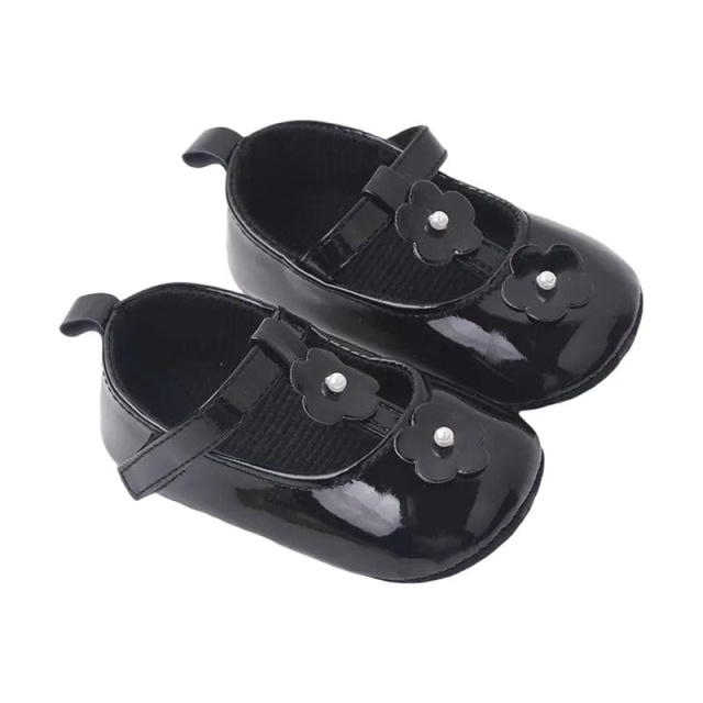 Pantofiori bebelusi, negri, lacuiti, cu floricele (marime disponibila: 9-12