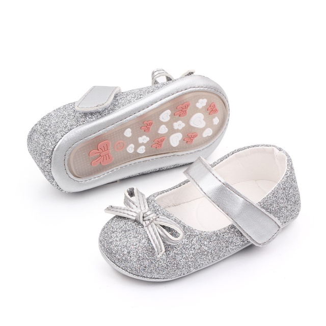 Pantofiori cu sclipici argintiu si fundita (marime disponibila: 0-3 luni)