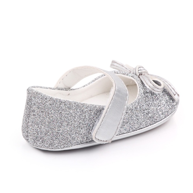 Pantofiori cu sclipici argintiu si fundita (marime disponibila: 0-3 luni)